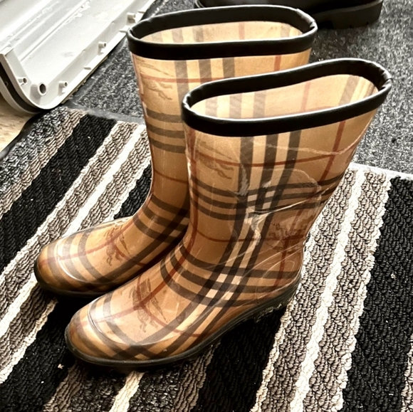 Authentic Burberry Rain Boots - Size 35. Bought at Holt Renfrew in Toronto - Picture 2 of 2